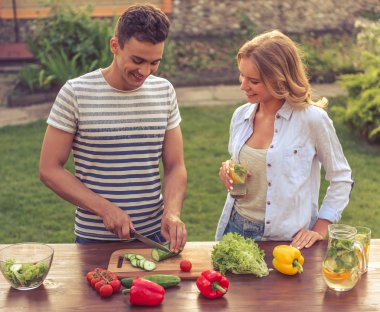 genç bir çift yemek