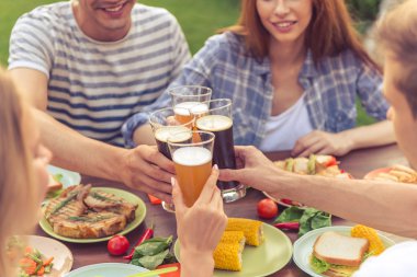 Gençler açık havada dinlenme