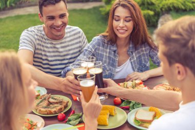 Gençler açık havada dinlenme