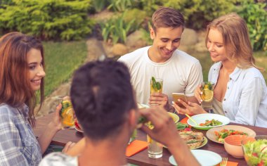 Gençler açık havada dinlenme