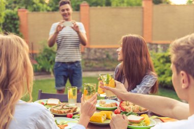 Gençler açık havada dinlenme