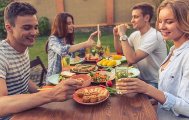 Gençler açık havada dinlenme