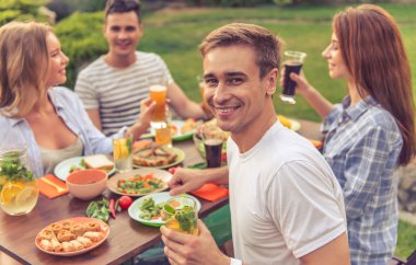 Gençler açık havada dinlenme