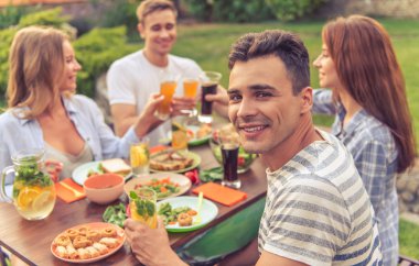 Gençler açık havada dinlenme