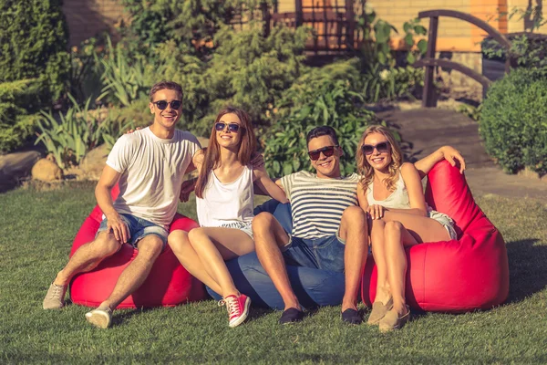 Jóvenes descansando al aire libre —  Fotos de Stock