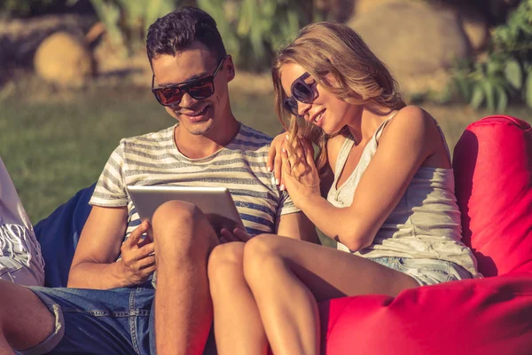 Jóvenes descansando al aire libre — Foto de Stock