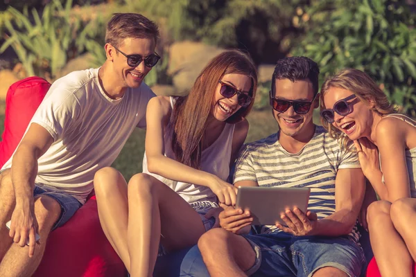 Young people resting outdoors — Stock Photo, Image