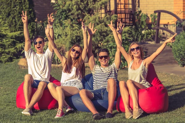 Junge Menschen ruhen sich im Freien aus — Stockfoto