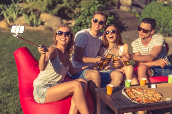 Jóvenes descansando al aire libre — Foto de Stock