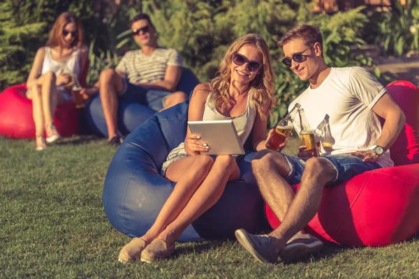 Young people resting outdoors — Stock Photo, Image