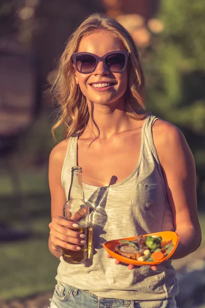 Young people resting outdoors — Stock Photo, Image