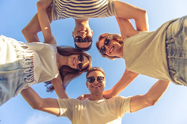 Junge Menschen ruhen sich im Freien aus — Stockfoto