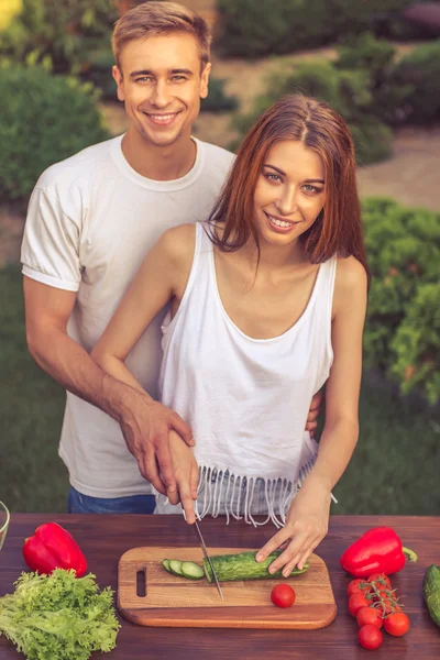Junges Paar kocht — Stockfoto