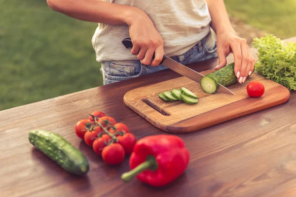 Joven chica cocina —  Fotos de Stock