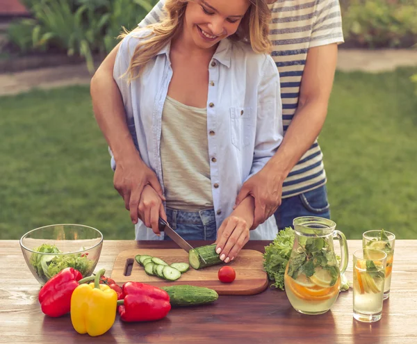 Giovane coppia cucina — Foto Stock