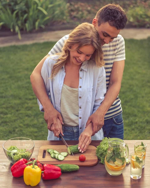 Young couple cooking — Stock Photo, Image