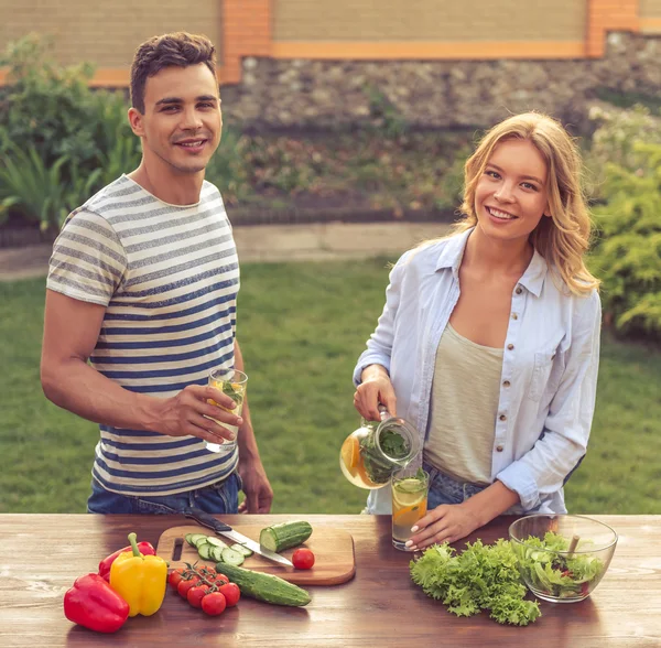 Giovane coppia cucina — Foto Stock