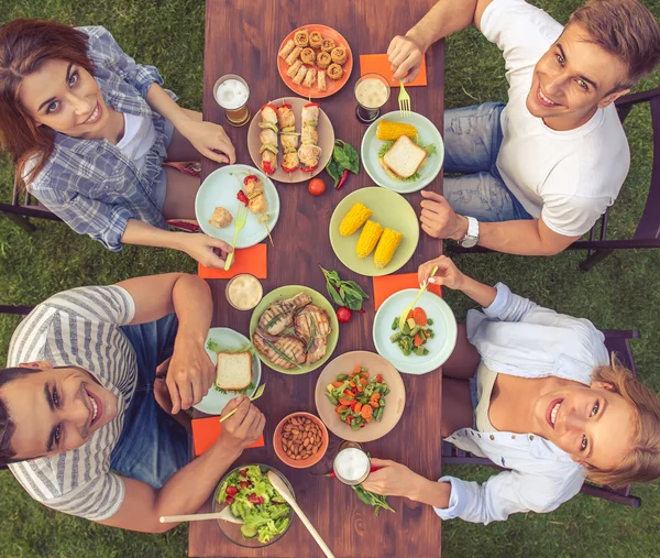 Jóvenes descansando al aire libre — Foto de Stock