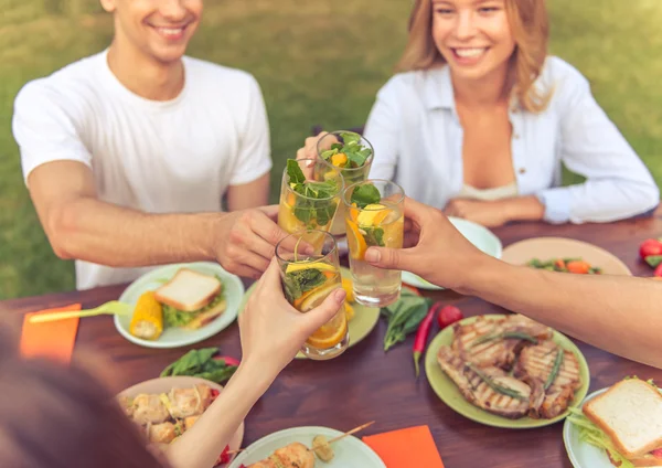 Young people resting outdoors — Stock Photo, Image