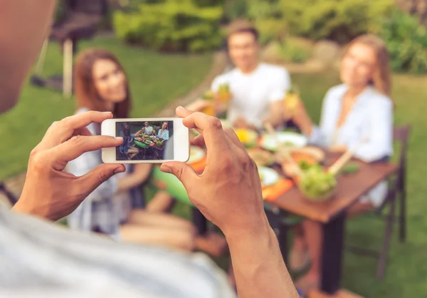 Jóvenes descansando al aire libre — Foto de Stock