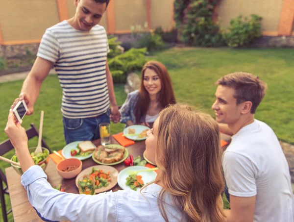 Young people resting outdoors — Stock Photo, Image