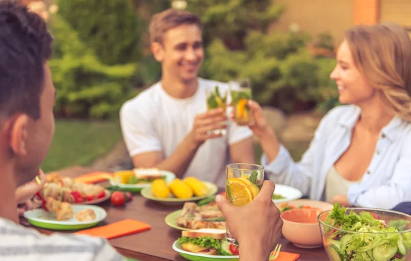 Jóvenes descansando al aire libre — Foto de Stock