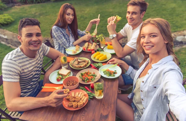 Young people resting outdoors — Stock Photo, Image