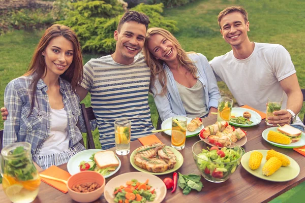 Giovani che riposano all'aperto — Foto Stock