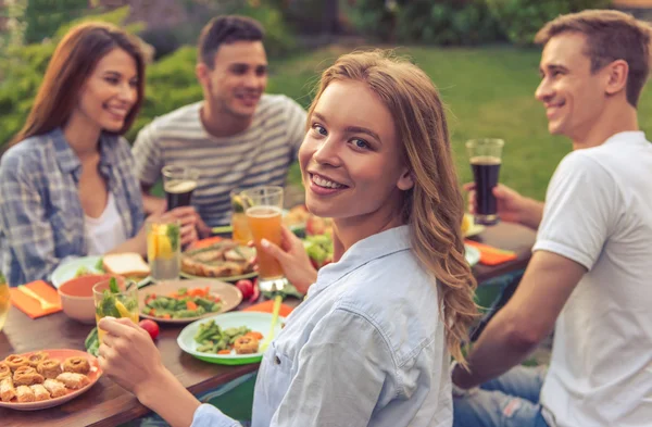 Young people resting outdoors — Stock Photo, Image