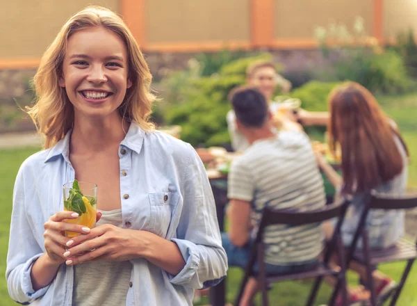 Junge Menschen ruhen sich im Freien aus — Stockfoto