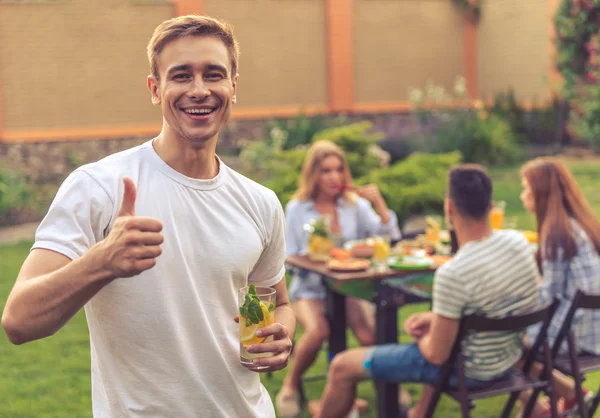 Junge Menschen ruhen sich im Freien aus — Stockfoto