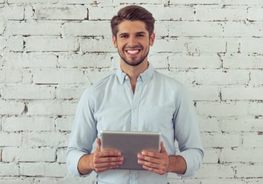 Yakışıklı genç işadamı ile becerikli alet