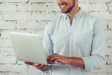 Yakışıklı genç işadamı ile becerikli alet