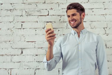 Yakışıklı genç işadamı ile becerikli alet