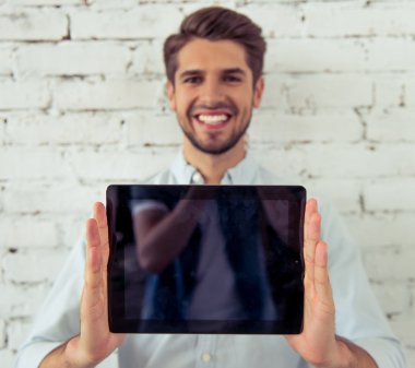 Yakışıklı genç işadamı ile becerikli alet