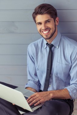 Yakışıklı genç işadamı ile becerikli alet