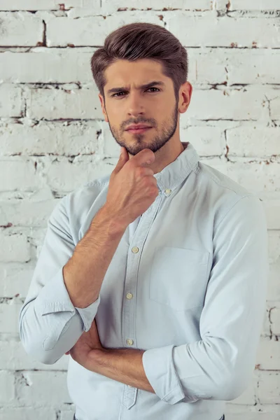 Guapo joven hombre de negocios — Foto de Stock