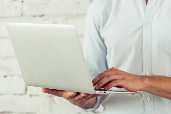 Guapo joven hombre de negocios con gadget — Foto de Stock