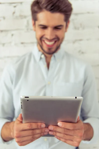 Bonito jovem empresário com gadget — Fotografia de Stock