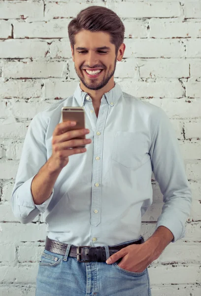 Bonito jovem empresário com gadget — Fotografia de Stock