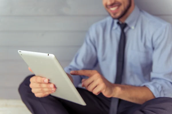 Guapo joven hombre de negocios con gadget — Foto de Stock