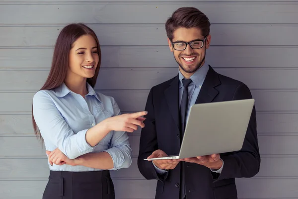 Hermosa pareja de negocios con gadget — Foto de Stock