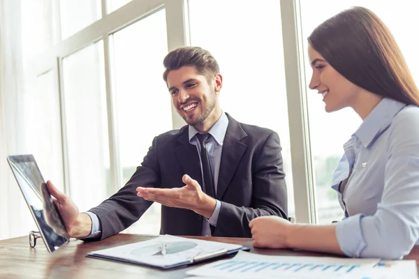 Hermosa pareja de negocios trabajando — Foto de Stock