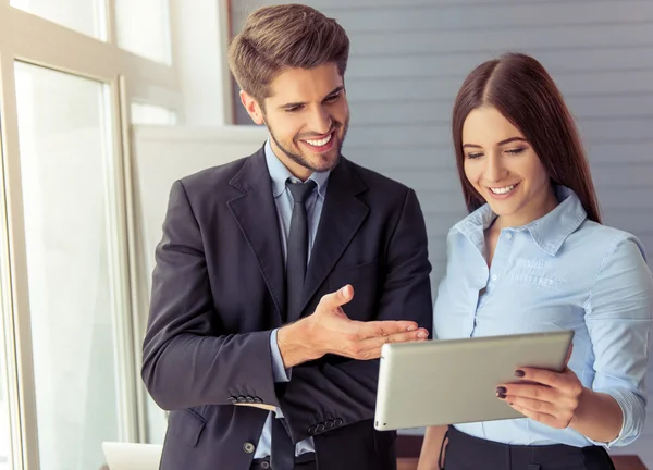 Hermosa pareja de negocios trabajando — Foto de Stock