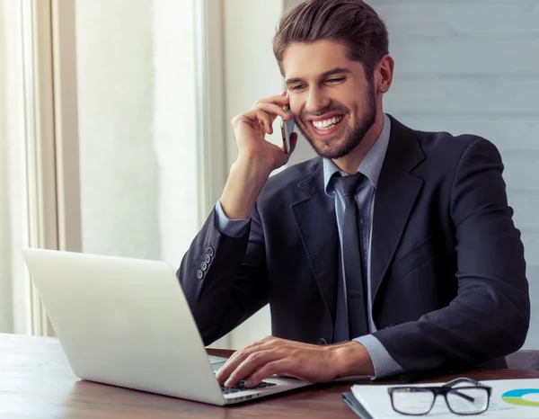 Joven empresario guapo trabajando — Foto de Stock