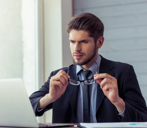 Joven empresario guapo trabajando — Foto de Stock