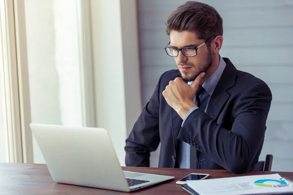 Schöner junger Geschäftsmann arbeitet — Stockfoto