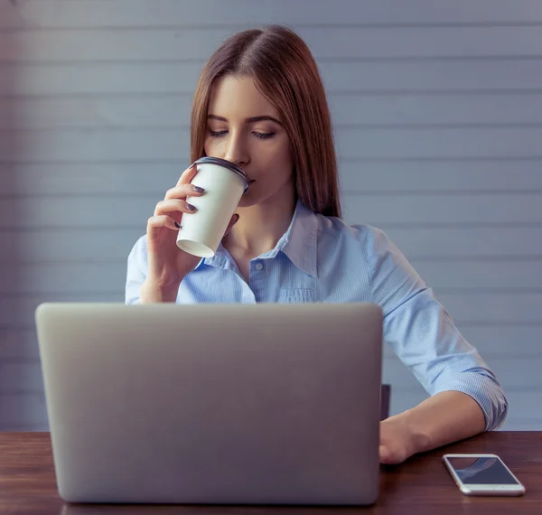 Hermosa mujer de negocios trabajando — Foto de Stock