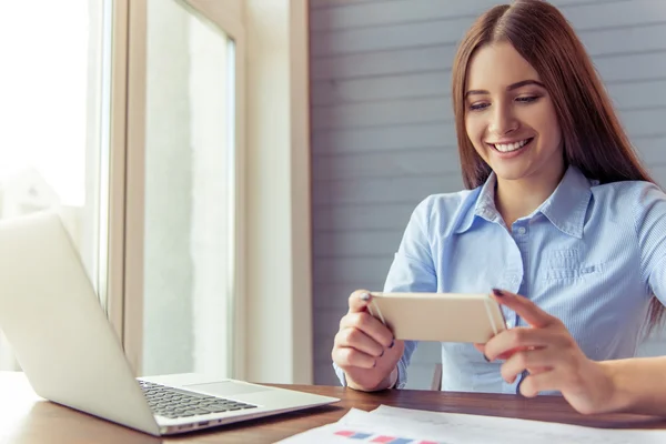 Beautiful business woman working — Stock Photo, Image