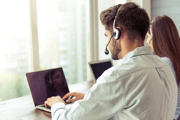 Schönes Geschäftspaar arbeitet — Stockfoto